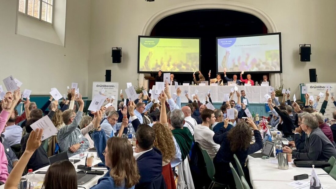 Die Grünliberalen sehen sich laut ihrem Parteipräsidenten Jürg Grossen in einem Gegensatz zu den "Rückwärtsgewandten und Ewiggestrigen". (Bild von der Delegiertenversammlung in Delsberg) 20251025125724402.jpg