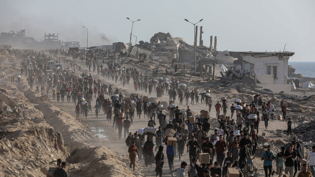 ARCHIV - Palästinenser tragen Lebensmittelpakete, die von der The Gaza Humanitarian Foundation (GHF) verteilt wurden. Foto: Omar Ashtawy/APA Images via ZUMA Press Wire/dpa/Archivbild 20251124202010172.jpg