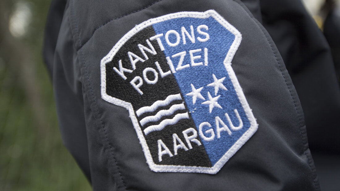 Die Kantonspolizei Aargau rückte in der Nacht auf Sonntag wegen eines Selbtsunfalls Rupperswil aus. (Symbolbild) 20251130112940367.jpg