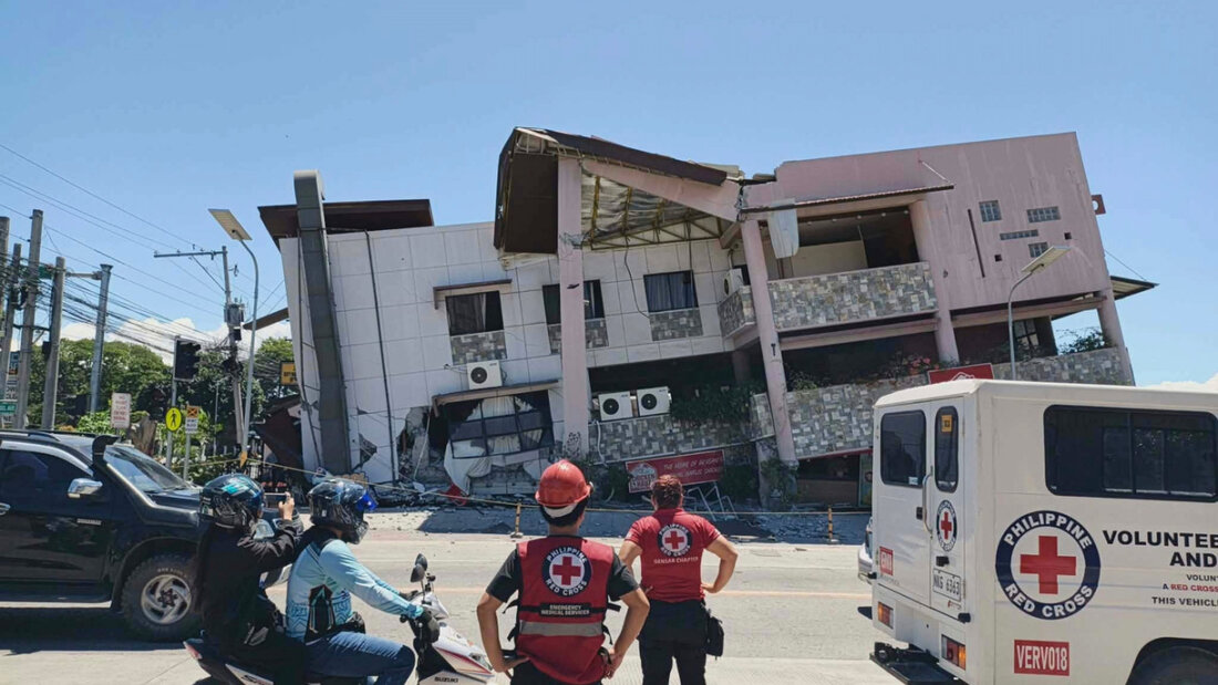 HANDOUT - Rettungskräfte begutachten die Schäden nach einem Erdbeben. Foto: Uncredited/Philippine Red Cross via AP/dpa - ACHTUNG: Nur zur redaktionellen Verwendung bis zum 22.06.2026 und nur mit vollständiger Nennung des vorstehenden Credits. 20260608090653361.jpg