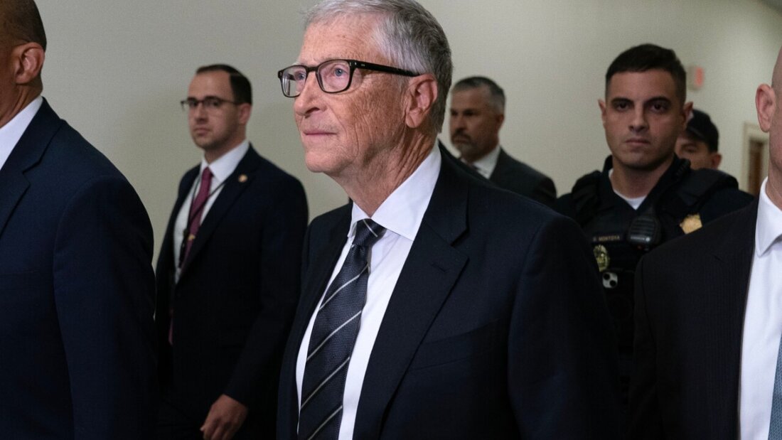 Bill Gates (M) trifft zu einem Gespräch unter Ausschluss der Öffentlichkeit mit dem House Oversight Committee ein, das gegen den verurteilten Sexualstraftäter Epstein ermittelt. Foto: Jose Luis Magana/FR159526 AP/AP/dpa 20260610180042632.jpg