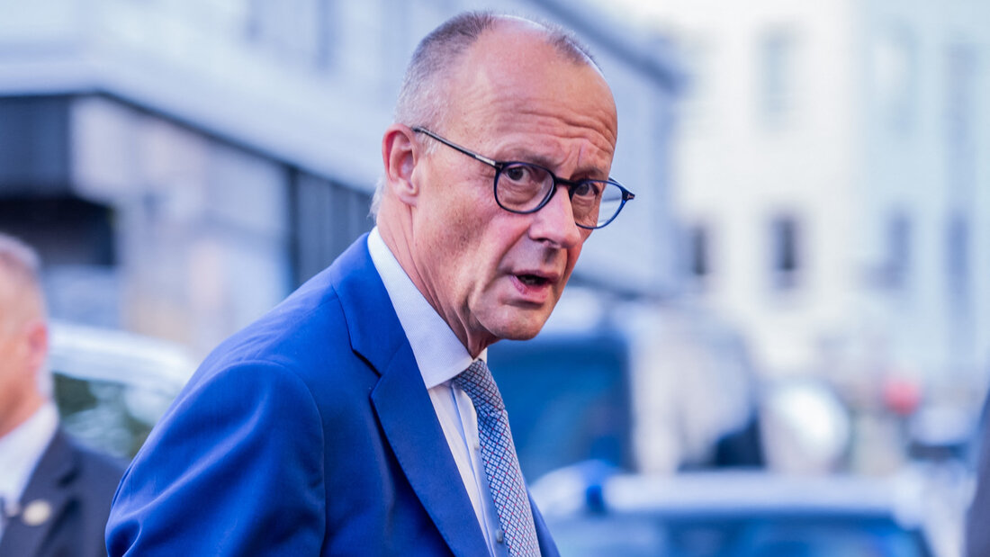 Bundeskanzler Friedrich Merz (CDU) geht zu seinem Hotel vor dem Arktis-Gipfel in Finnland. Foto: Michael Kappeler/dpa 20260913192956467.jpg