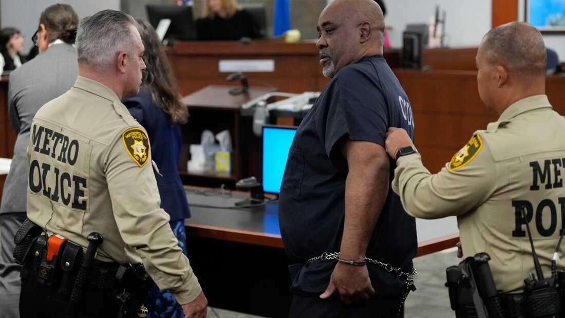 Duane Davis (M) wird nach seiner Verurteilung wegen Mordes an dem Rapper Tupac Shakur von der Polizei aus dem Gerichtssaal geführt. Foto: John Locher/Pool AP/AP/dpa 20261013212828460.jpg