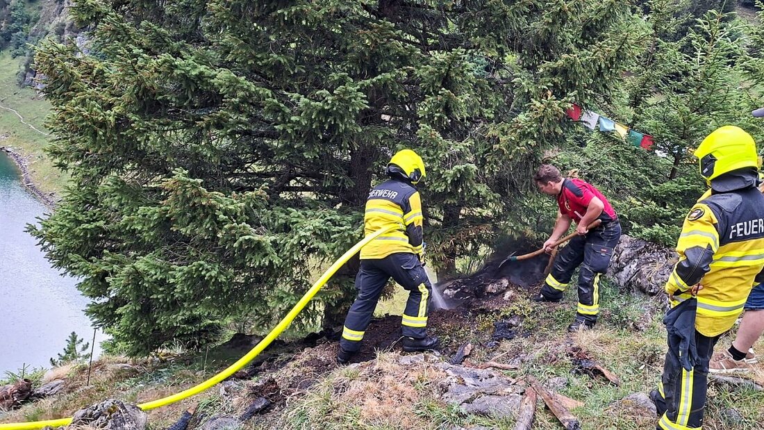Einsatzkräfte der Feuerwehr Rüte standen nach dem Blitzschlag im Einsatz. 20260717081105554.jpg