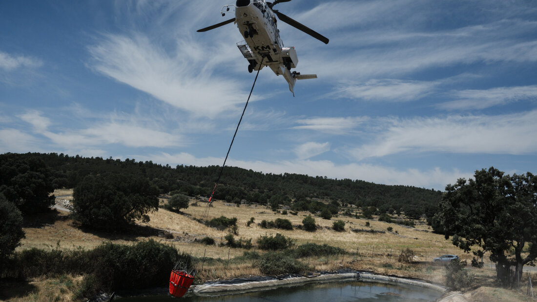 dpatopbilder - Ein Hubschrauber bei Löscharbeiten in La Mierla, Guadalajara, Kastilien-La Mancha (Spanien). Das Feuer brennt weiterhin an mehreren Fronten und breitet sich in Richtung der Ortschaft Semillas aus. Foto: Mateo Lanzuela/EUROPA PRESS/dpa 20260719170459999.jpg