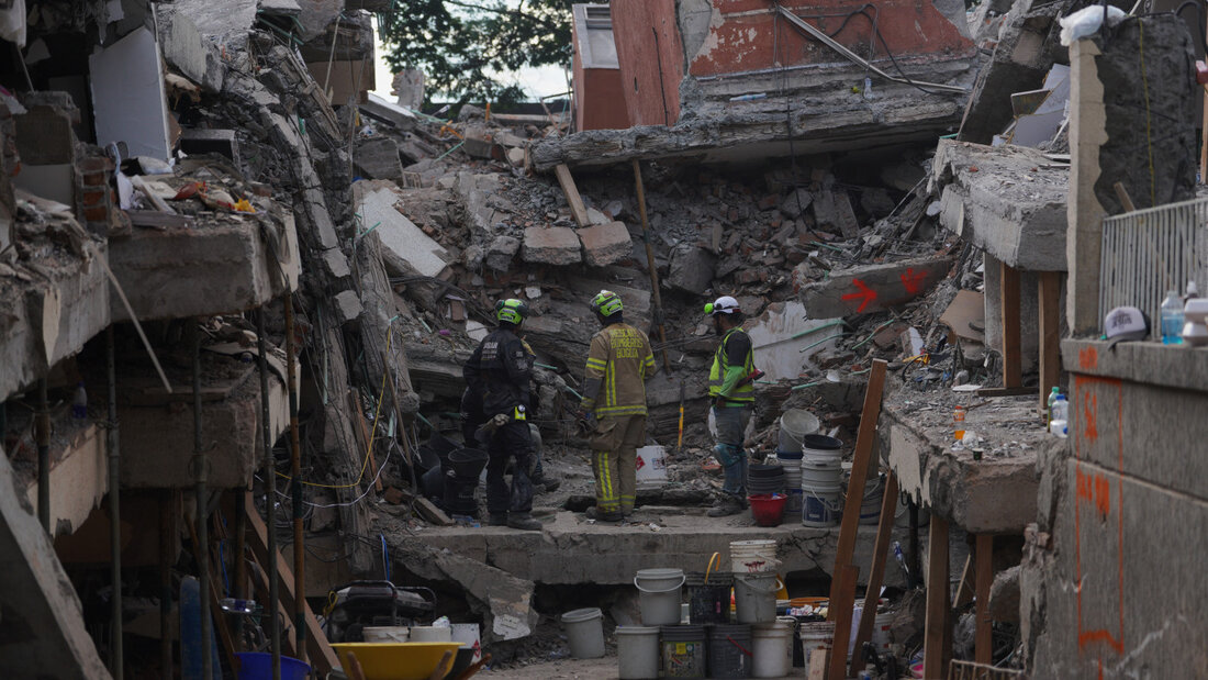 Drei Tage nach dem Erdbeben durchsuchen Feuerwehrleute die Trümmer. Foto: Ivan Valencia/AP/dpa 20260814055615150.jpg