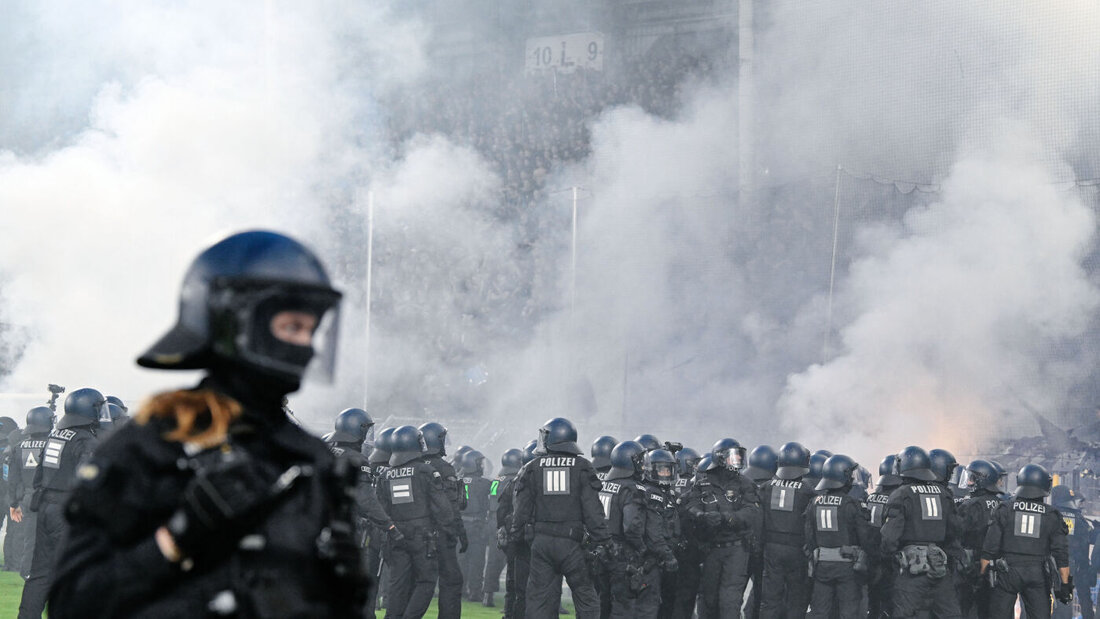 Insgesamt standen beim Pokal-Derby zwischen Mannheim und Kaiserslautern rund 1400 Sicherheitskräfte im Einsatz. 20260822044046444.jpg