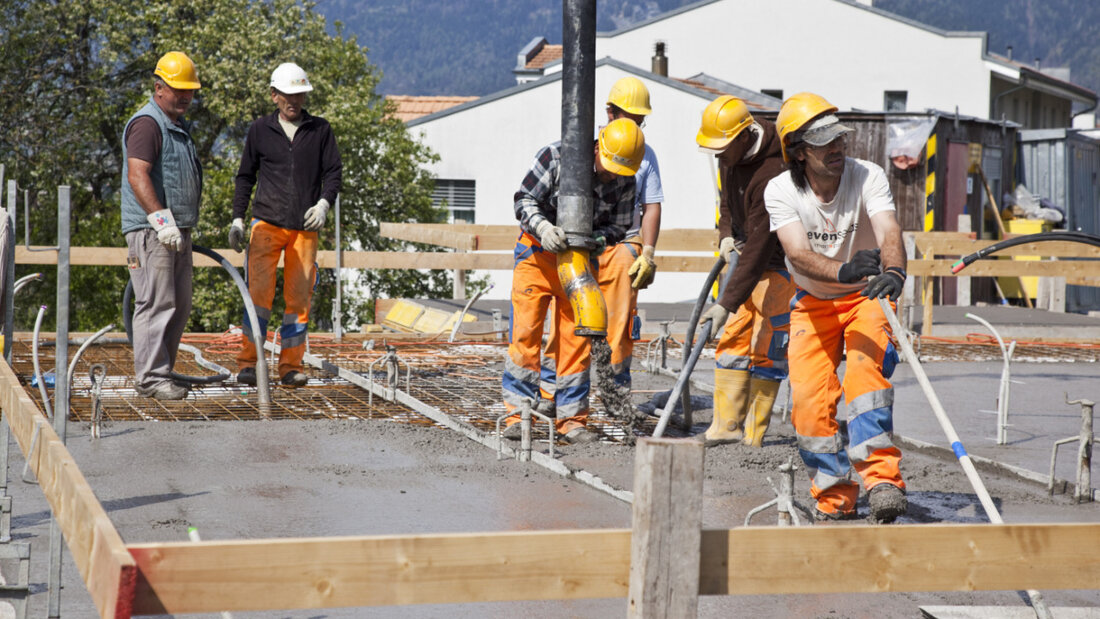 Die Experten gehen neu von tieferen Anlage- und Ausrüstungsinvestitionen für 2026 aus. Unverändert bleiben die Erwartungen bei den Bauinvestitionen. (Archivbild) 20250623110717404.jpg