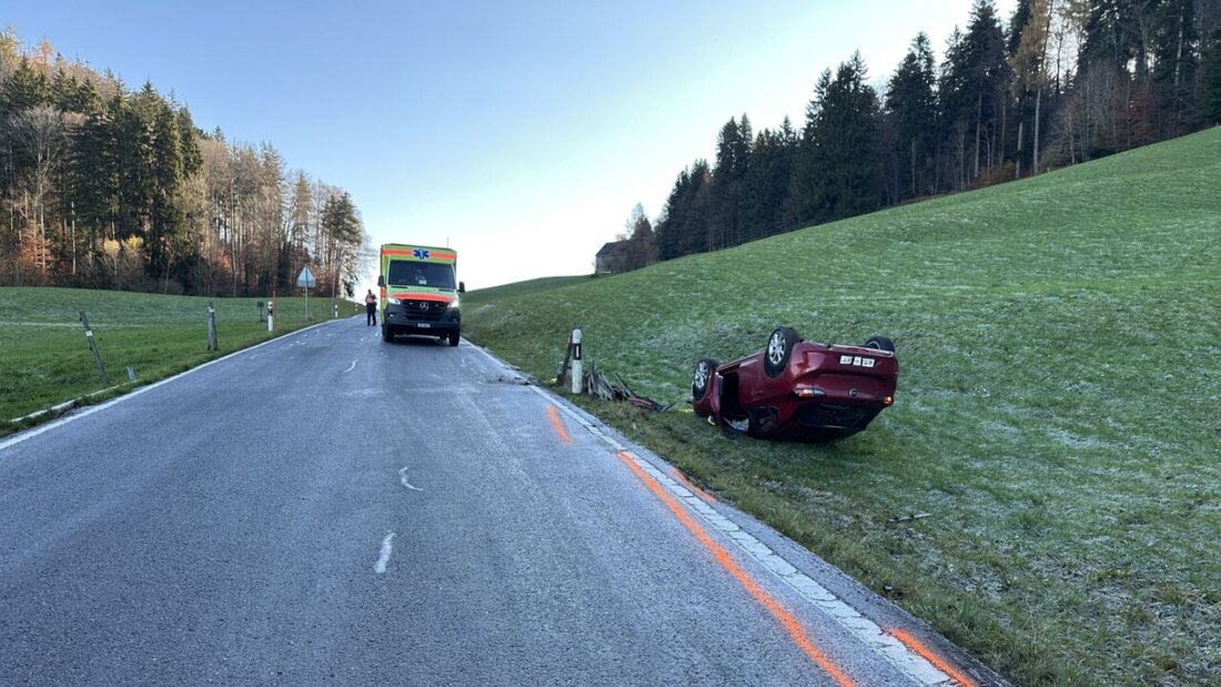 Beide Fahrzeuginsassen konnten das auf dem Dach liegende Auto selbstständig verlassen. 20251108163633203.jpg