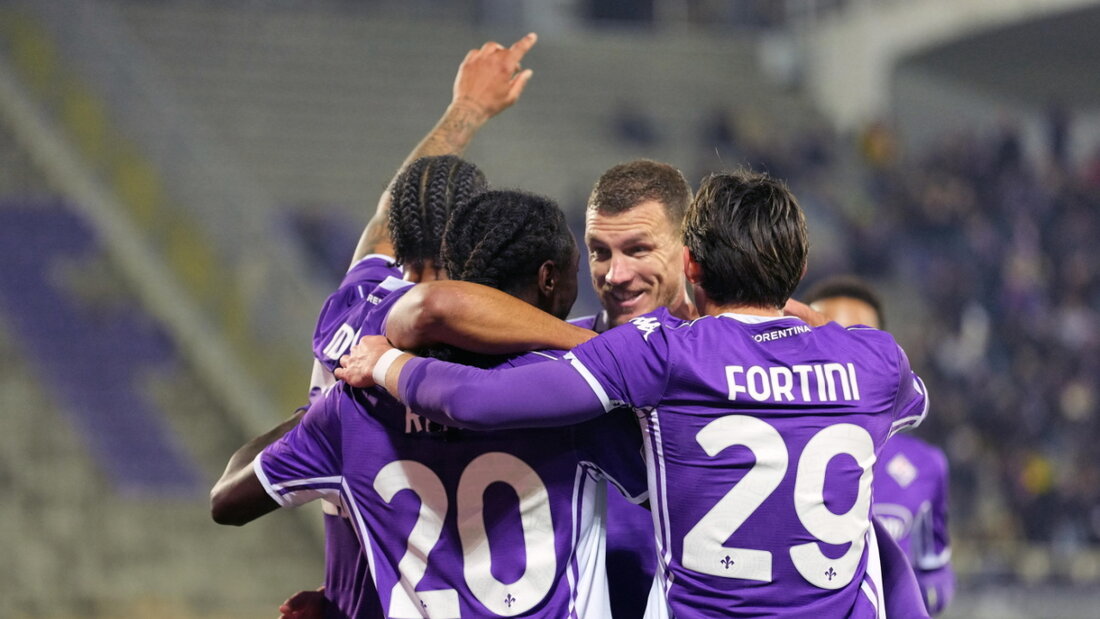 Ein Bild mit Seltenheitswert: Die Spieler der kriselnden AC Fiorentina, mit Edin Dzeko (Bildmitte), im Freudentaumel 20251218043051745.jpg