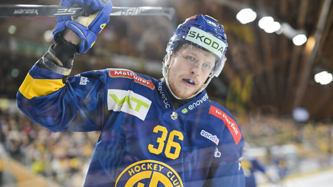Simon Knak schoss den HC Davos in der 57. Minute spät zum Sieg im ersten Halbfinal 20260404223253181.jpg