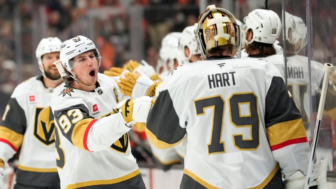 Vegas-Golden-Knights-Carter Hart, der Kollege und Konkurrent von Akira Schmid, feiert mit seinen Kollegen den Halbfinal-Einzug in die NHL-Playoffs 20260515064505780.jpg