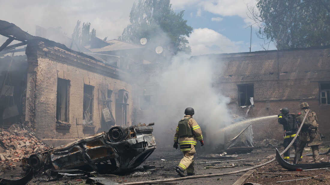 ARCHIV - Rettungskräfte löschen einen Brand in Saporischschja. Foto: Evgeniy Maloletka/AP/dpa/Archivbild 20260630194813349.jpg