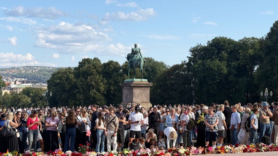 Hunderte Menschen haben sich am Schloss in Oslo versammelt, um ihrem Mitgefühl für die Königsfamilie Ausdruck zu verleihen. Foto: Julia Wäschenbach/dpa 20260827185650449.jpg
