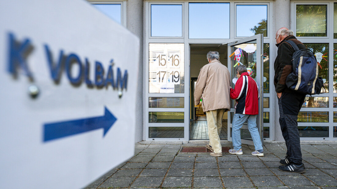 Menschen gehen ins Wahllokal, um ihre Stimmen bei den Stichwahlen zum Senat in Tschechien abzugeben. Foto: Taneèek David/CTK/dpa 20261017201534715.jpg