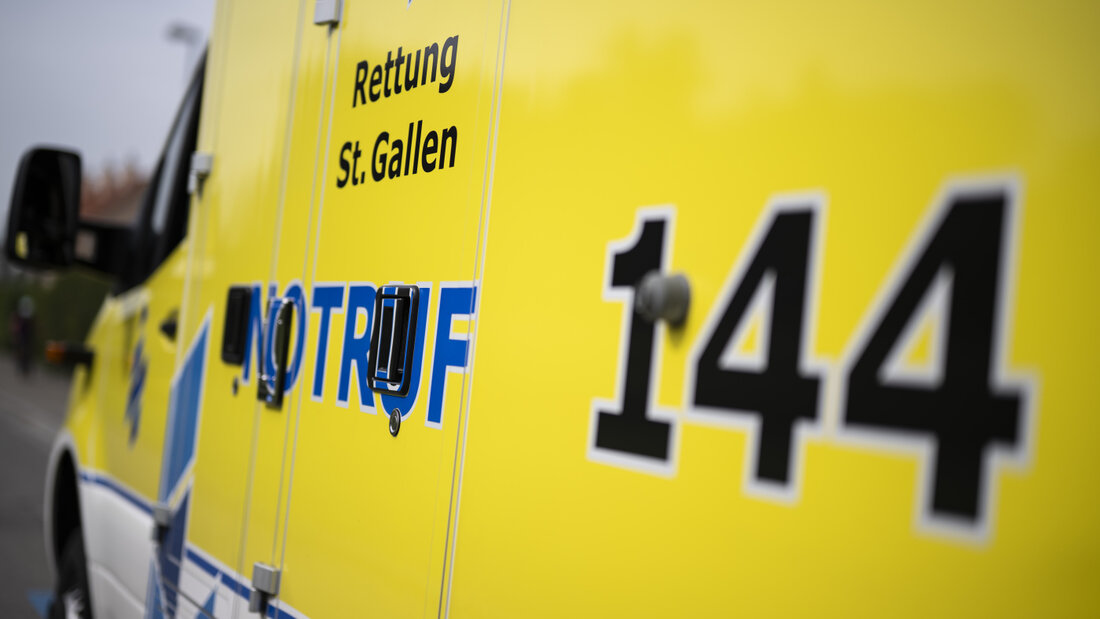Die Rettung brachte die Velofahrerinnen in ein Spital. (Symbolbild) 20261020160009887.jpg