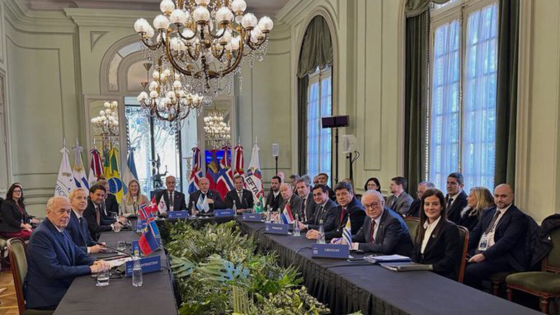 Die Delegation von Efta (mit Wirtschaftsminister Guy Parmelin, hinten, Mitte) und Mercosur nach dem Abschluss des Freihandelsabkommens in Buenos Aires am Mittwoch. 20250704131504639.jpg