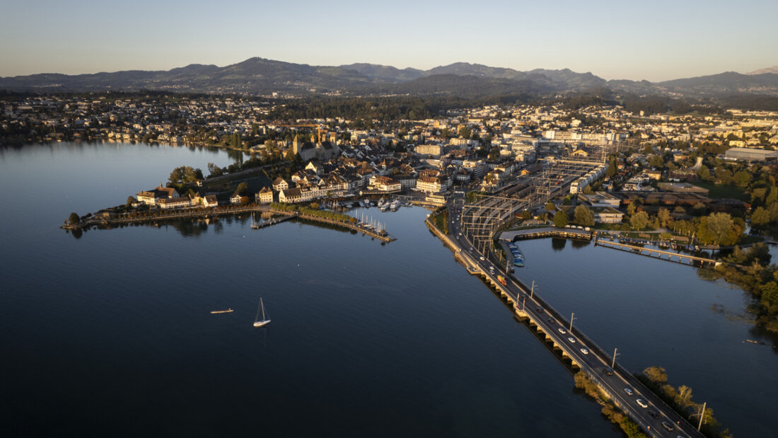 Der Verkehr vom Seedamm nach Rapperswil-Jona SG soll dereinst in einen Tunnel geleitet werden. (Archivbild) 20251125123758644.jpg