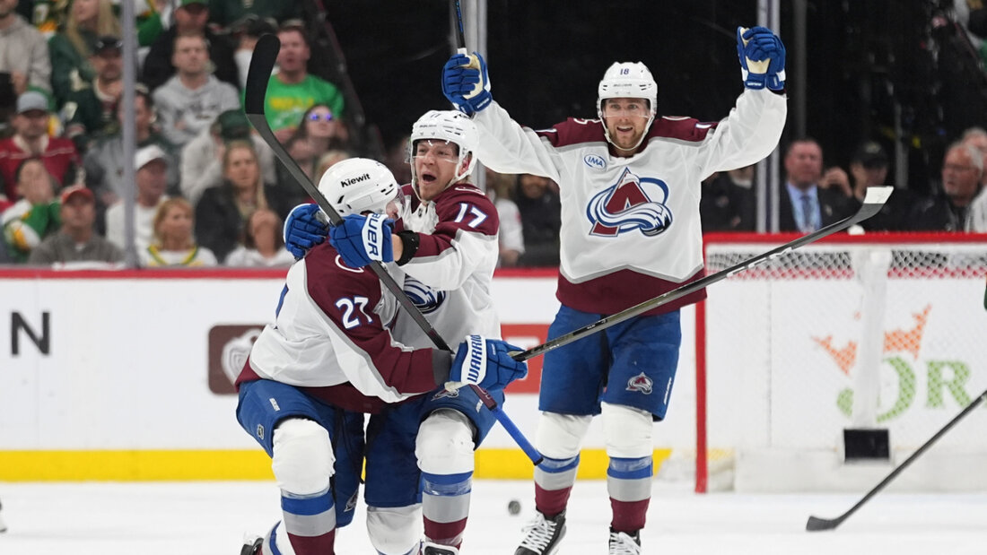 Parker Kelly (Mitte) lässt sich nach seinem ersten Playoff-Treffer feiern 20260512060105276.jpg