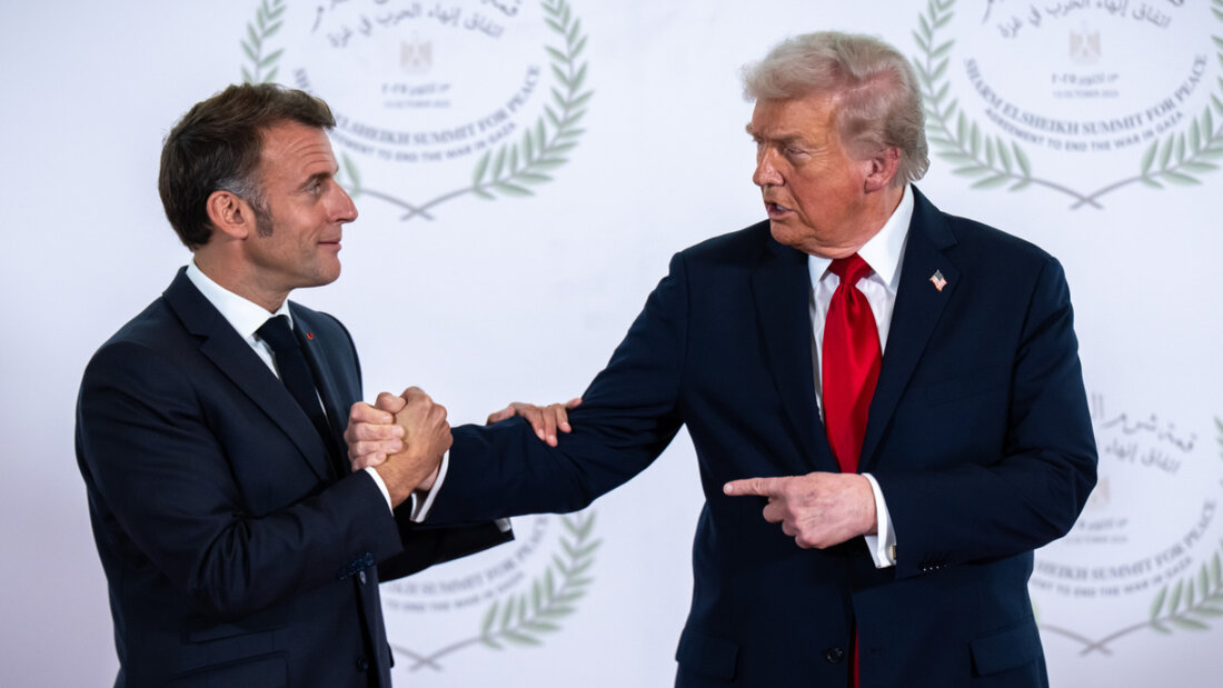 ARCHIV - US-Präsident Donald Trump (r) nimmt neben Emmanuel Macron, Präsident von Frankreich, am Gaza-Gipfel unter Vorsitz von Ägyptens Präsident Al-Sisi teil. Foto: Michael Kappeler/dpa 20260613200843547.jpg