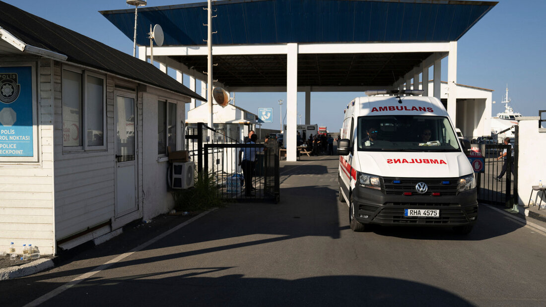 Ein Krankenwagen verlässt den Hafen von Kyrenia im türkisch besetzten Norden Zyperns, nachdem eine Passagierfähre vor der Nordküste der Insel gekentert war. Foto: Nedim Enginsoy/AP/dpa 20260831052624533.jpg