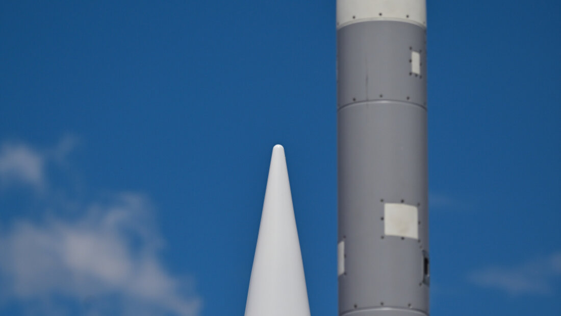 ARCHIV - Unterschiedliche Flugkörpermodelle des Systems Barak MX (links und rechts) sowie Arrow des Rüstungsunternehmens Israel Aerospace Industries stehen während der Internationalen Luft- und Raumfahrtausstellung (ILA) auf dem Berlin ExpoCenter Airport. Foto: Sebastian Christoph Gollnow/dpa/Archivbild 20260831115837263.jpg