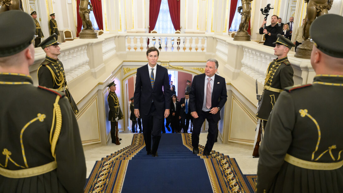 Die US-Unterhändler Jared Kushner (l) und Steve Witkoff im Marienpalast in Kiew. Foto: -/Ukrainian Presidential Press Office/AP/dpa - ACHTUNG: Nur zur redaktionellen Verwendung und nur mit vollständiger Nennung des vorstehenden Credits 20260906205823858.jpg