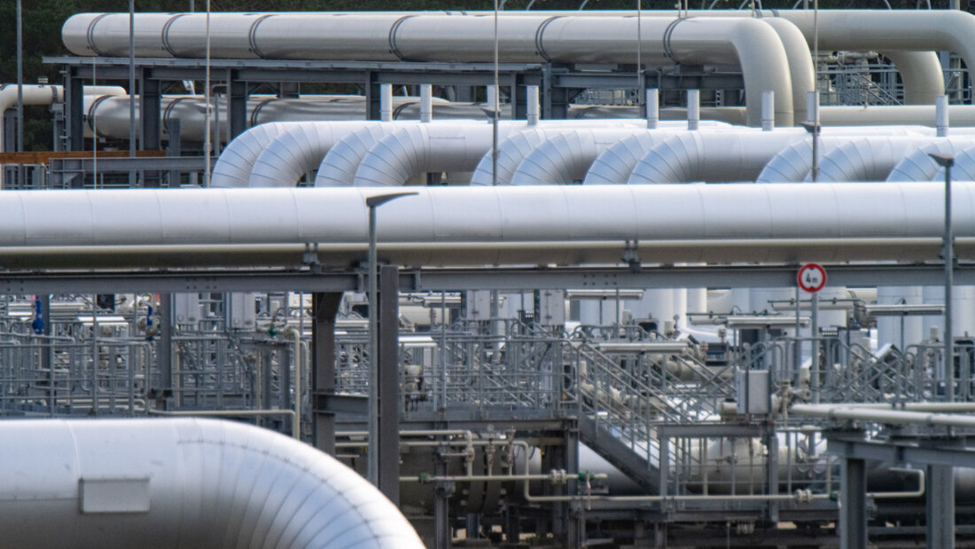 ARCHIV - Rohrsysteme und Absperrvorrichtungen in der Gasempfangsstation der ehemaligen Ostseepipeline Nord Stream 2 und der Übernahmestation der Ferngasleitung Eugal (Europäische Gas-Anbindungsleitung, im Vordergrund). Foto: Stefan Sauer/dpa 20251027114417092.jpg