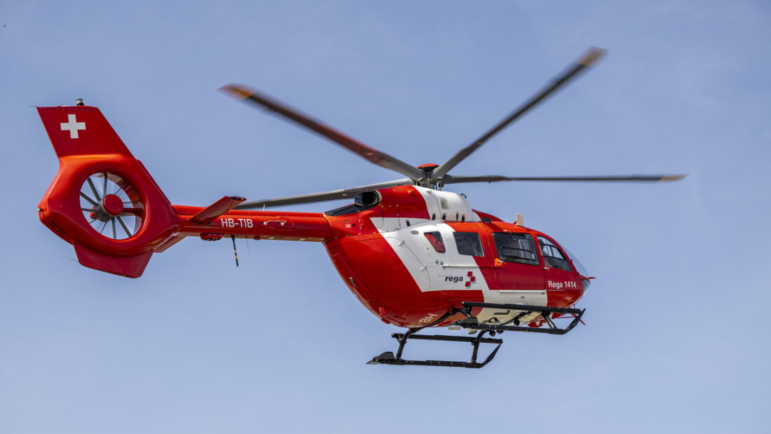 Nach einer Frontalkollision auf der H4 bei Bargen SH musste ein 63-jähriger Autofahrer mit der Rega ins Spital geflogen werden. Auch der Lenker des zweiten beteiligten Fahrzeugs wurde schwer verletzt. (Symbolbild) 20251211140246862.jpg