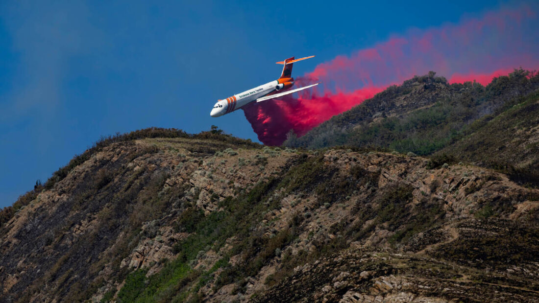 dpatopbilder - Ein Erickson Aero Tanker wirft Löschmittel auf einen Waldbrand oberhalb der University of Utah in Salt Lake City ab. Foto: Rio Giancarlo/The Deseret News/AP/dpa - ACHTUNG: Nur zur redaktionellen Verwendung und nur mit vollständiger Nennung des vorstehenden Credits 20260622213308706.jpg
