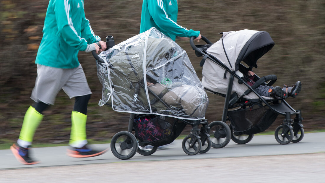 Eltern, die mit dem Kinderwagen joggen, verletzen sich deutlich seltener als Läufer ohne Wagen. Eine Studie zeigt: Hinter diesem Schutzeffekt stecken verschiedene Gründe. (Archivbild) 20260814062805614.jpg