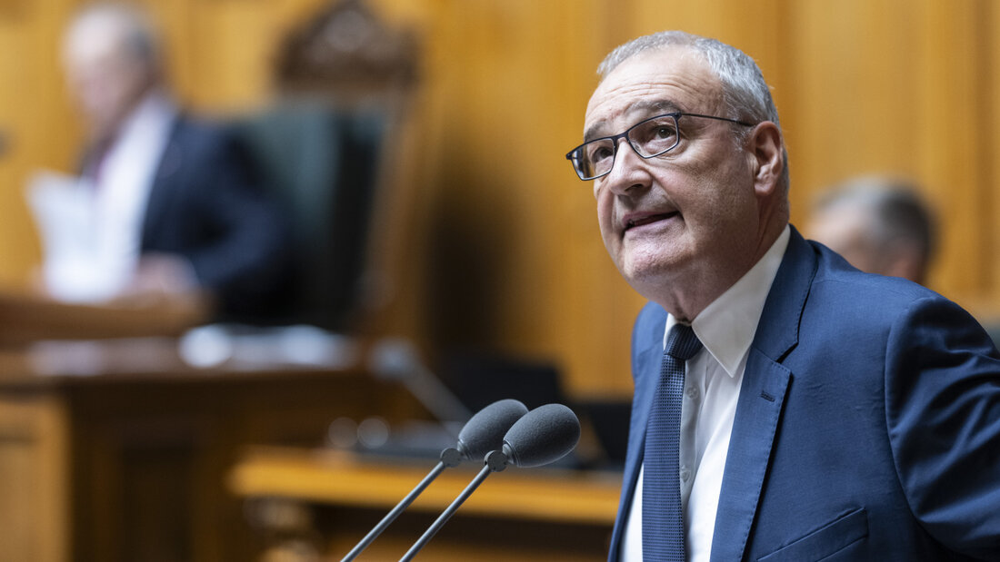 Bundespräsident und Wirtschaftsminister Guy Parmelin befürwortet die Revision des Kriegsmaterialgesetzes, da sie dem Bundesrat in ausserordentlichen Krisen mehr aussenpolitische Flexibilität einräumt. (Archivbild) 20260929150049687.jpg