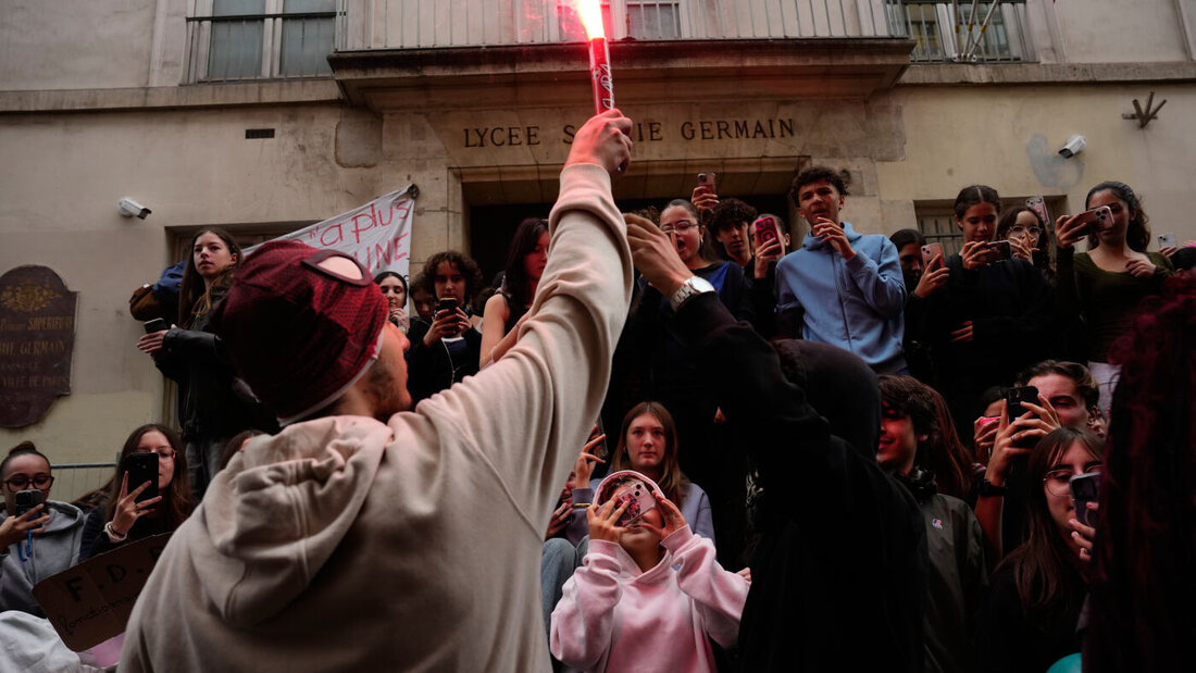 dpatopbilder - Schüler stehen vor einem blockierten Gymnasium, während sie gegen die mangelnde Ausstattung der Schulen protestieren. Foto: Teresa Suarez/AP/dpa 20261007122239635.jpg