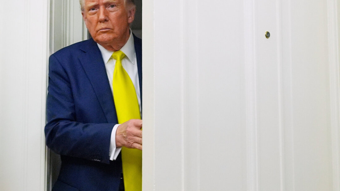 dpatopbilder - US-Präsident Donald Trump kommt zu einer Zeremonie ins Oval Office des Weißen Hauses. Foto: Alex Brandon/AP/dpa/Archivbild 20250420174118023.jpg