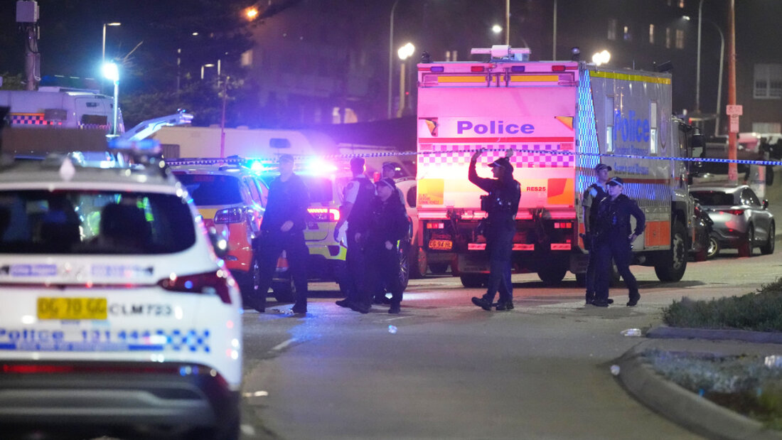 dpatopbilder - Die Polizei sperrt einen Bereich am Bondi Beach nach einem gemeldeten Zwischenfall in Sydney ab. Foto: Mark Baker/AP/dpa 20251214145708838.jpg