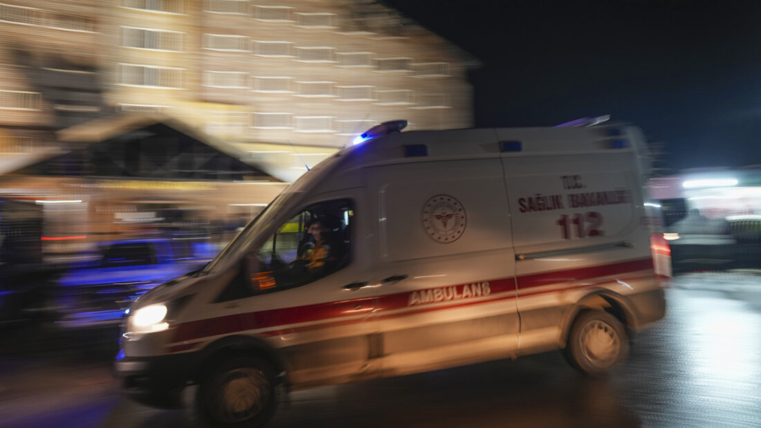 ARCHIV - Ein Krankenwagen verlässt im November 2025 den Ort, an dem ein Feuer in einem Hotel im Skigebiet von Kartalkaya in der Provinz Bolu im Nordwesten der Türkei ausgebrochen war. Foto: Francisco Seco/AP/dpa 20260408191302983.jpg