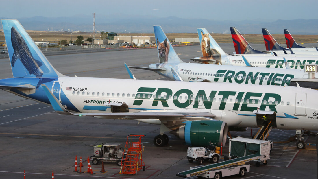 ARCHIV - Jets von Frontier Airlines stehen am 22. September 2019 an den Gates des Denver International Airport in Denver. Foto: David Zalubowski/AP/dpa (Archivbild) 20260509152142422.jpg