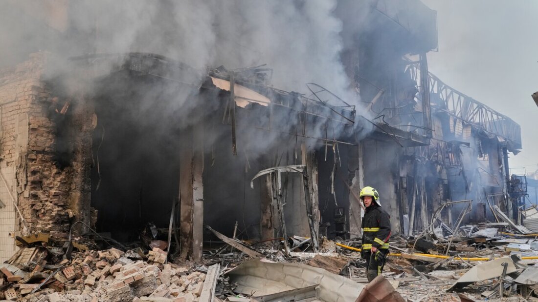 Ein Feuerwehrmann löscht das Feuer auf einem Marktplatz in Kiew, der von russischen Raketen während eines Luftangriffs getroffen wurde. Foto: Efrem Lukatsky/AP/dpa 20260524100844881.jpg