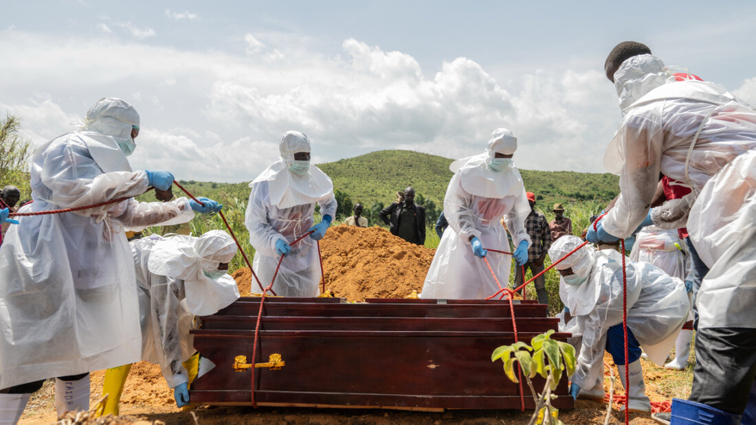 ARCHIV - Mitarbeiter des Roten Kreuzes beerdigen ein Ebola-Opfer auf dem Rwampara-Friedhof. Foto: Moses Sawasawa/AP/dpa 20260615190458586.jpg