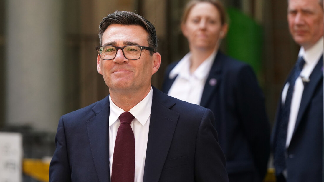 Andy Burnham, der frisch gewählte Vorsitzende der regierenden britischen Labour-Partei, verlässt nach einer außerordentlichen Parteiversammlung zur Wahl des Parteivorsitzenden in London den Veranstaltungsort. Foto: Alberto Pezzali/AP/dpa 20260720133241248.jpg