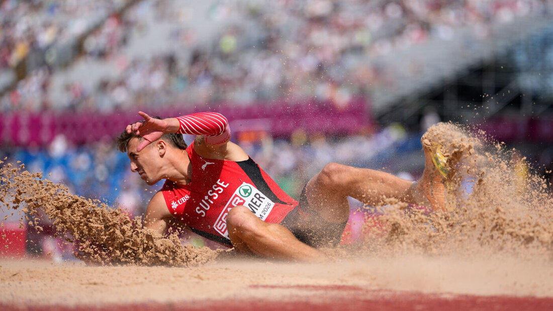 Der Sand spritzt jenseits der 8-m-Marke auf: Simon Ehammer steht im Final vom Dienstagabend 20260810132835442.jpg