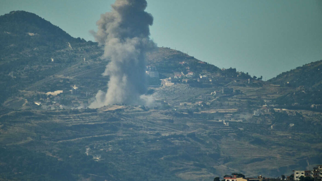 ARCHIV - Nach einem israelischen Militärschlag im Südlibanon steigt Rauch in den Himmel auf - aufgenommen vom Norden Israels aus. Das israelische Militär greift weiter im Libanon an. Foto: Leo Correa/AP/dpa 20260821132507487.jpg