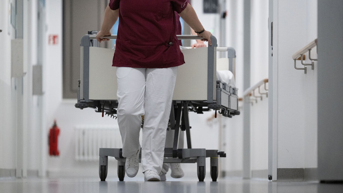 Eine Krankenpflegerin und ein Krankenpfleger schieben ein Krankenbett durch den Gang einer Station eines Krankenhauses. +++ dpa-Bildfunk +++ 20260918164832504.jpg