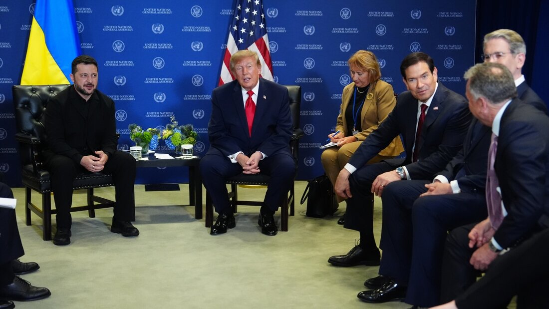 US-Präsident Donald Trump (r) trifft sich während der Generalversammlung der Vereinten Nationen im UN-Hauptquartier mit dem ukrainischen Präsidenten Wolodymyr Selenskyj. Foto: Julia Demaree Nikhinson/AP/dpa 20260922203258882.jpg