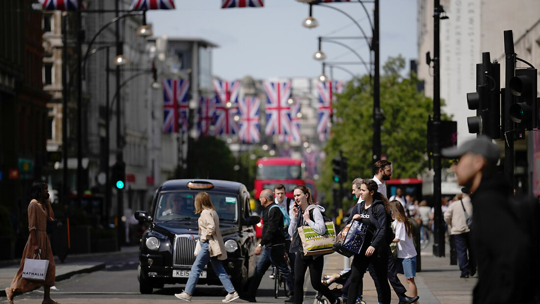 ARCHIV - Menschen gehen am Mittwoch in London durch das Einkaufsviertel an der Oxford Street. Foto: Matt Dunham/AP/dpa 20240917132058836.jpg