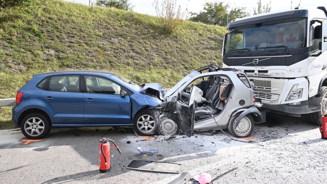 Eine 79-jährige Frau im grauen Auto verletzte sich beim Unfall in Bazenheid SG lebensbedrohlich und musste reanimiert werden. 20251017145006872.jpg