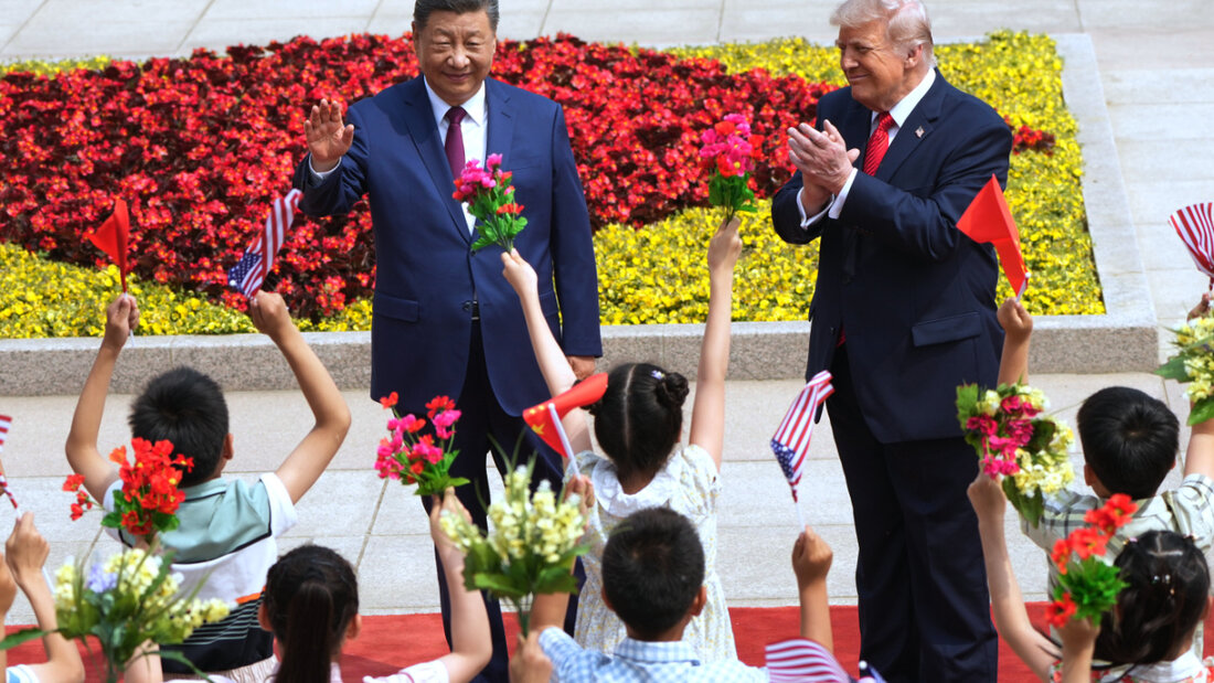US-Präsident Donald Trump und Chinas Präsident Xi Jinping begrüßen Kinder während einer Begrüßungszeremonie an der Großen Halle des Volkes. Foto: Mark Schiefelbein/AP/dpa 20260514044020094.jpg