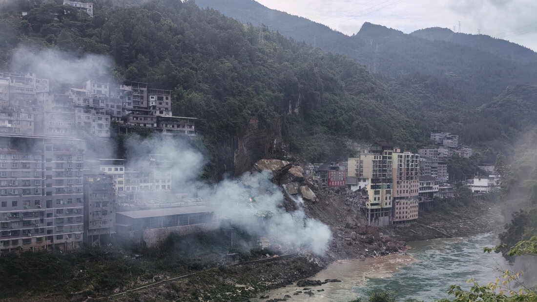 HANDOUT - Rauch steigt nach einem Erdrutsch im Kreis Pengshui in der südwestchinesischen Stadt Chongqing auf. Foto: Mimama/Mimama/AP/dpa - ACHTUNG: Nur zur redaktionellen Verwendung im Zusammenhang mit der aktuellen Berichterstattung bis zum 31.7.2026 und nur mit vollständiger Nennung des vorstehenden Credits 20260717171835029.jpg