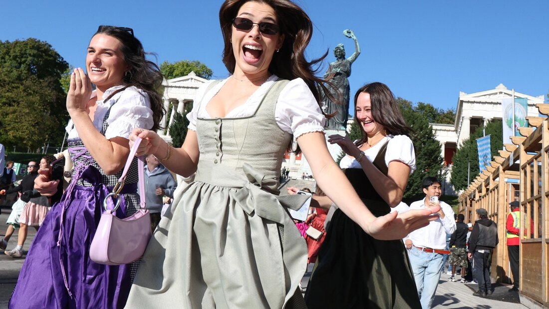 dpatopbilder - Die ersten Besucherinnen rennen zum Start des Oktoberfestes auf die Festwiese zu den Zelten. Foto: Karl-Josef Hildenbrand/dpa 20260919093348444.jpg