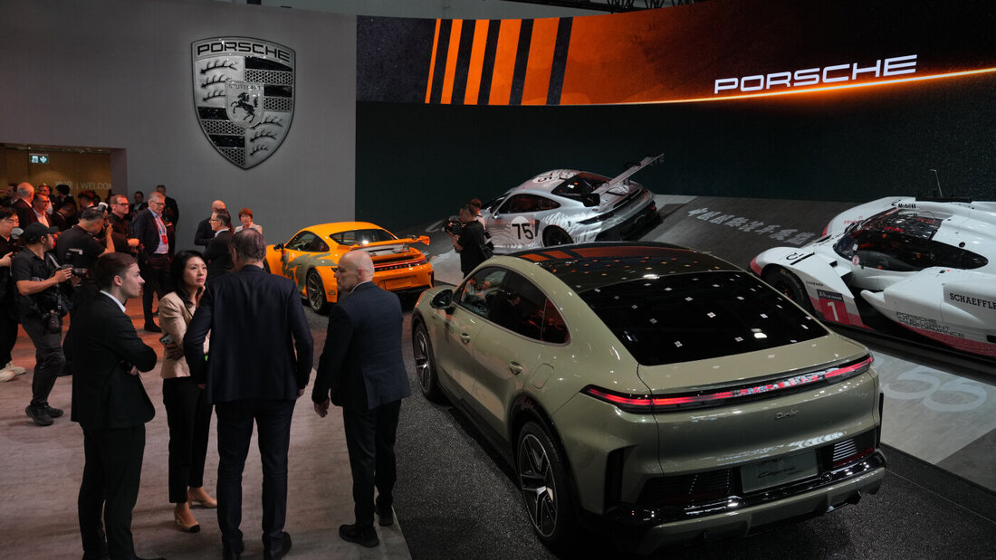 In China verzeichnete Porsche einen Absatzrückgang um einen Drittel - im Bild die Präsentation des neuen Porsche Cayenne an der Auto China 2026. (Archivbild) 20261009094334589.jpg